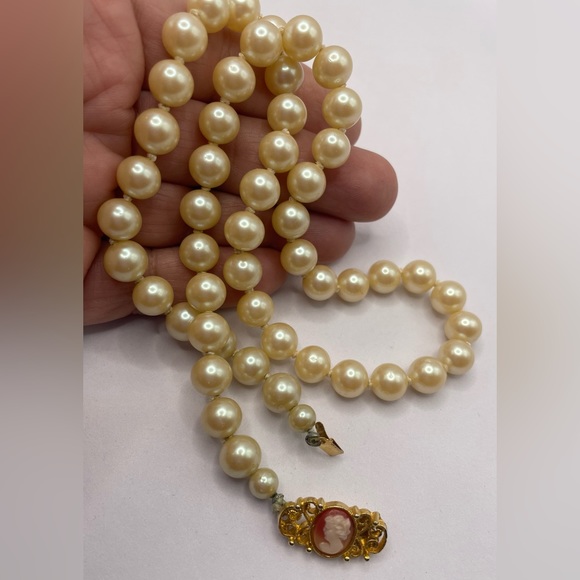 Vintage Strand of Glass Pearls Knotted with Gold Tone Cameo Clasp Unique - Picture 8 of 9